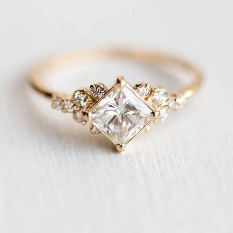 金色のスクエア・ソリティア・リング