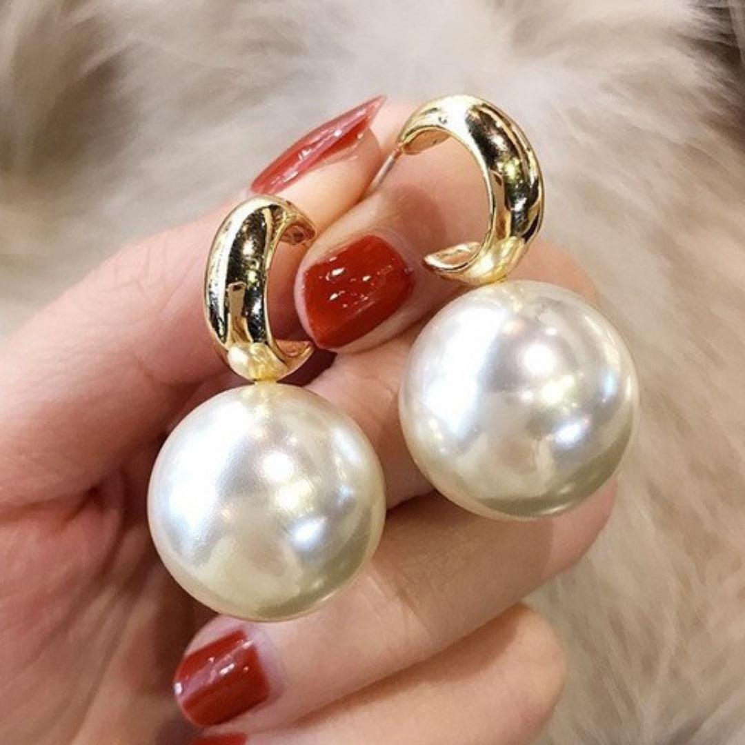 大粒の金色パールピアス