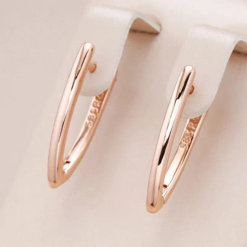 金色のスパイクピアス