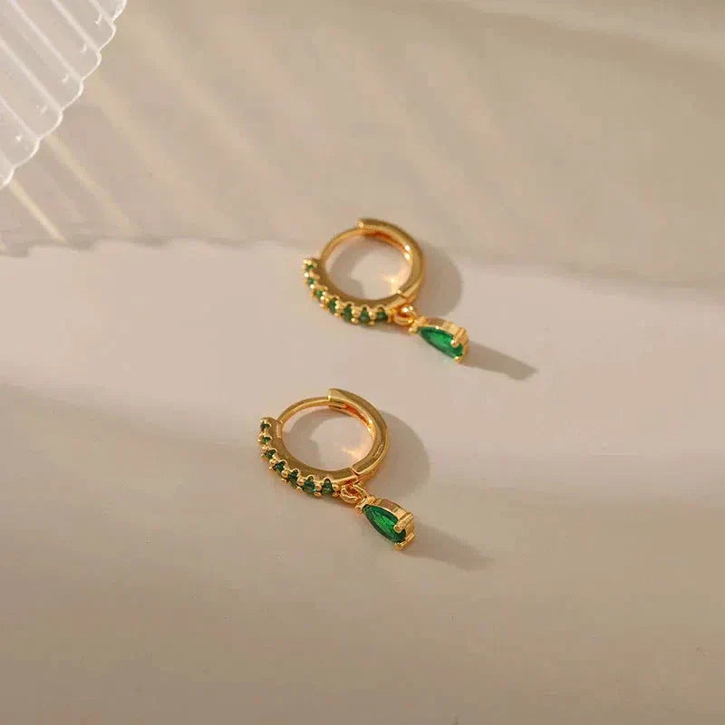 エメラルドをあしらった金色のジルコニアピアス