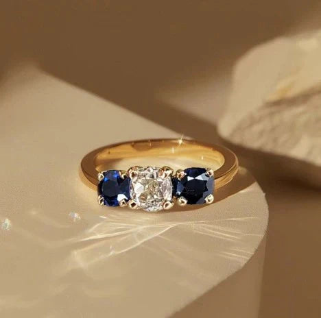 1+1オファー: ゴールド三石クッションカット ホワイト&ブルーサファイア結婚指輪(レディース)+ ラウンドカット・ホワイトサファイアのゴールドネックレス