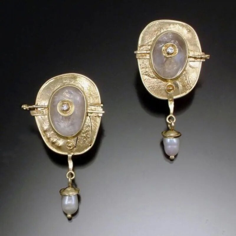 金色のボヘミアン風パール入りピアス
