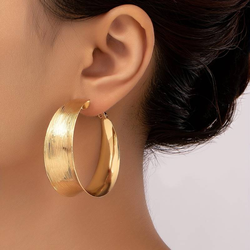 金色のボヘミアン風ピアス