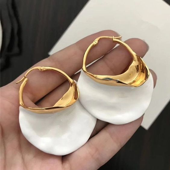 白と金のヴィンテージピアス