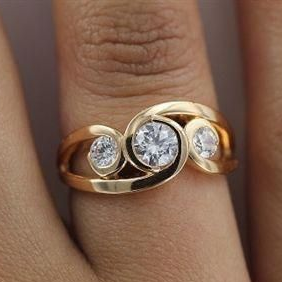ヴィンテージ金メッキのスパイラルジルコニアリング