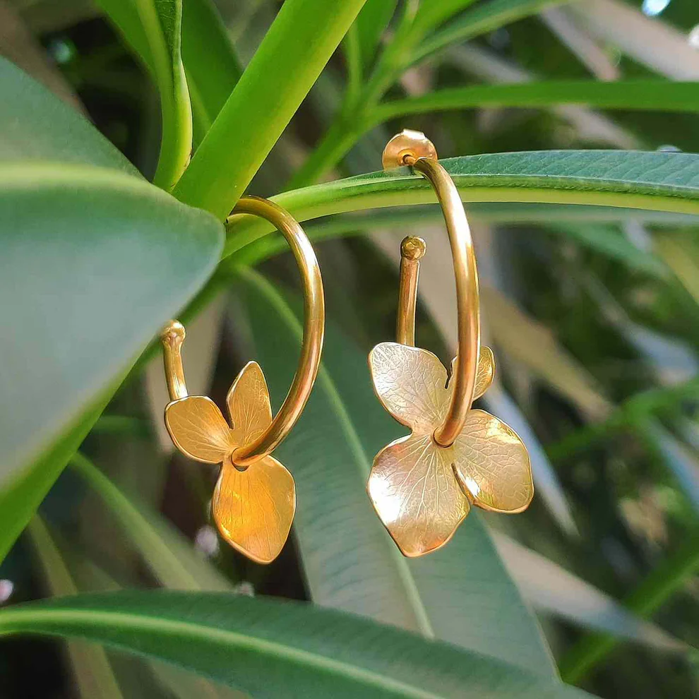 金色の花入りヴィンテージタイヤ風イヤリング