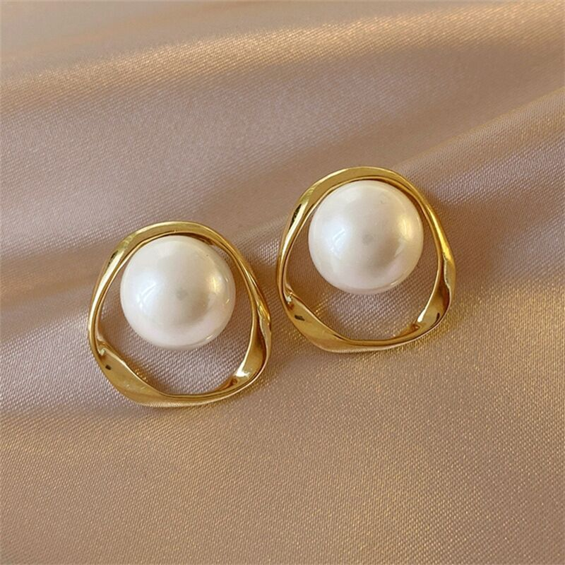 金色のパールピアス