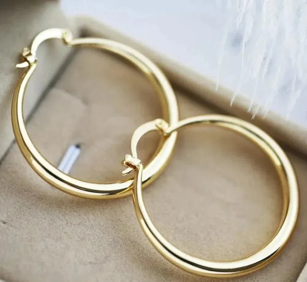 金色の大きめのフープピアス