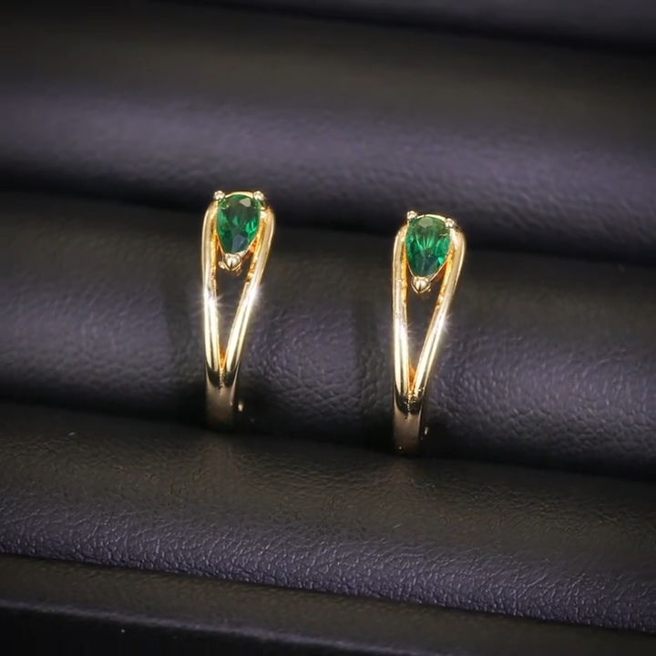 金色のエメラルドアクセントフープピアス
