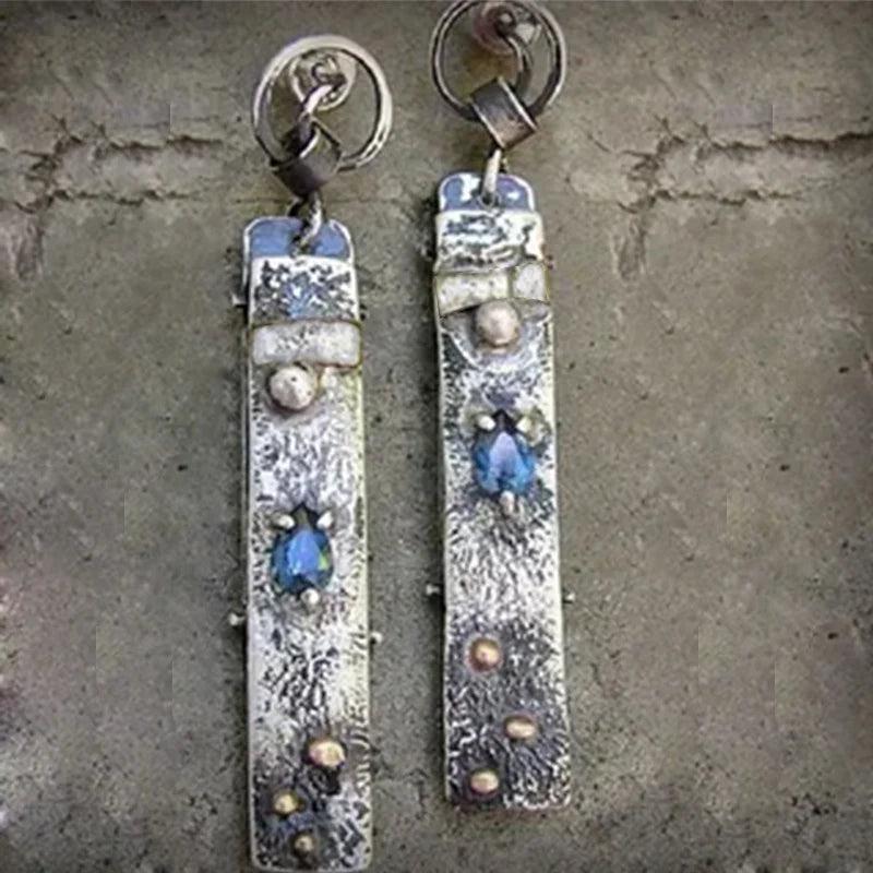 青い石を使った手作りのイヤリング