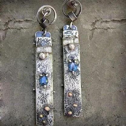 青い石を使った手作りのイヤリング