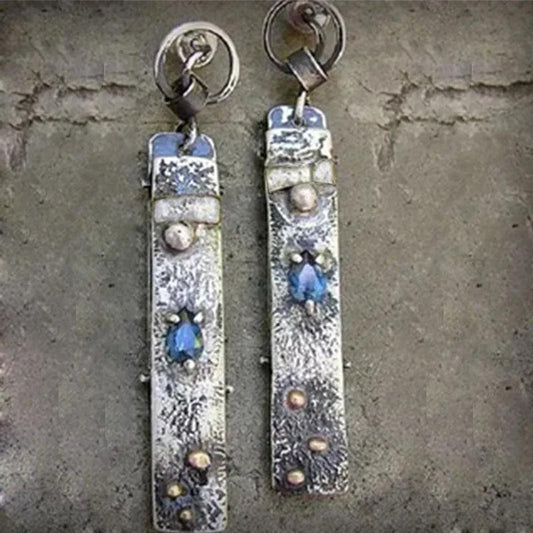 青い石を使った手作りのイヤリング