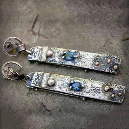青い石を使った手作りのイヤリング