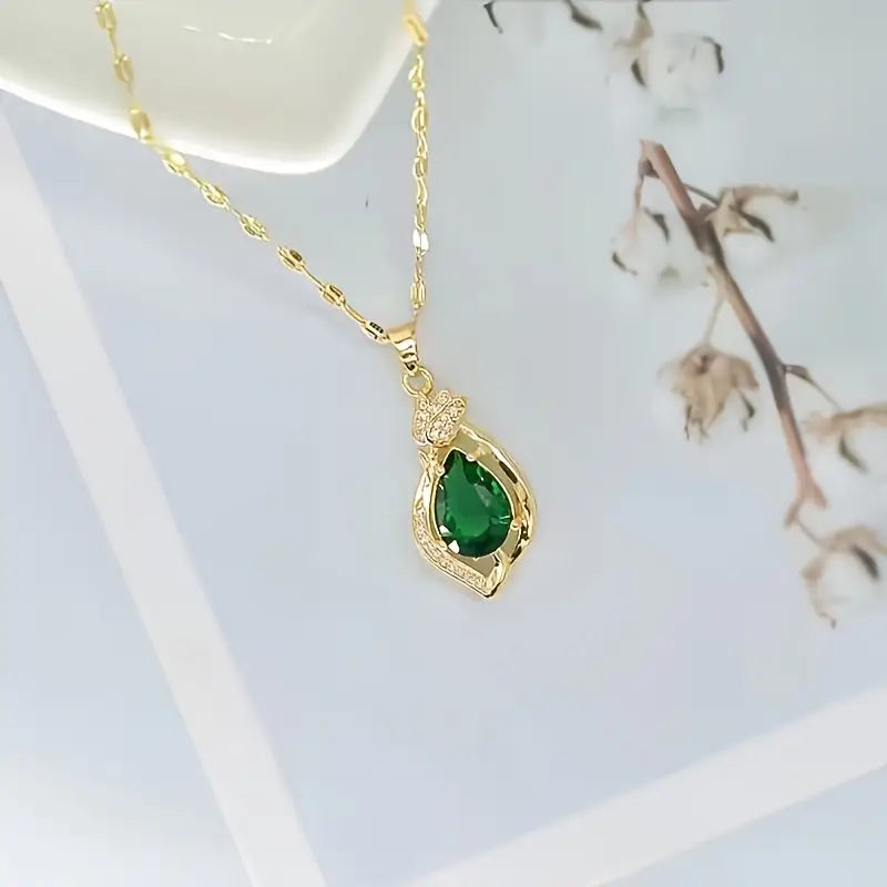 金色のエメラルド ティアドロップ型 ペンダント ネックレス