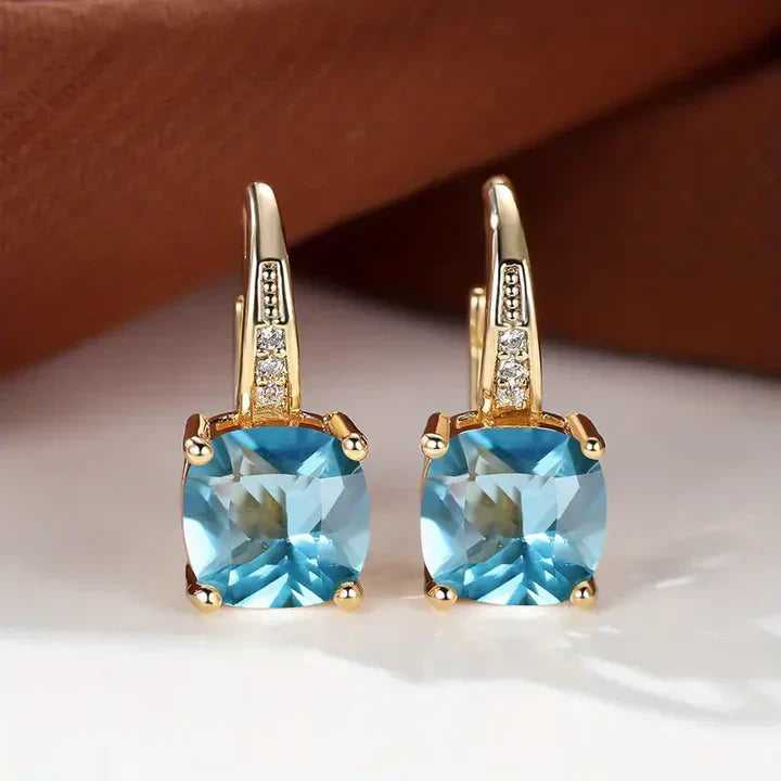 神秘的な宝石のゴールドフープピアス
