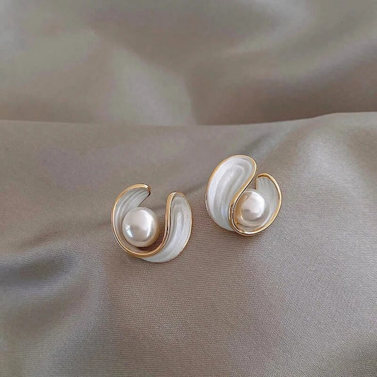 金色の渦巻きパールスタッドピアス