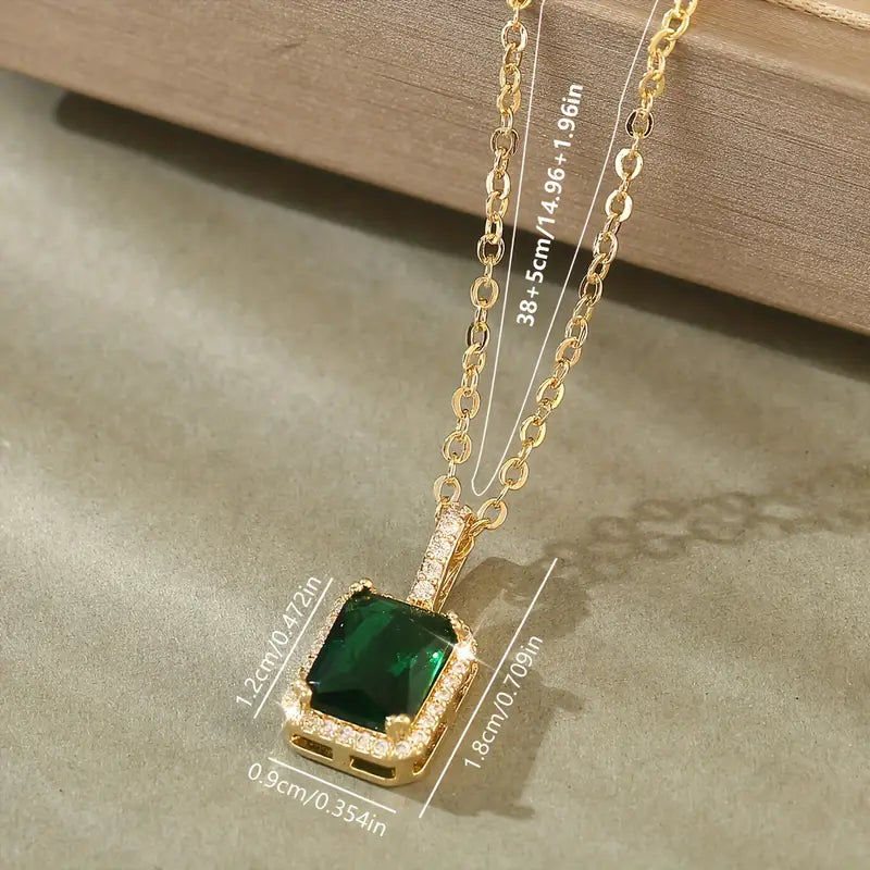 ゴールドのエメラルド レクタングル ヘイロー ネックレス