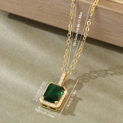 ゴールドのエメラルド レクタングル ヘイロー ネックレス