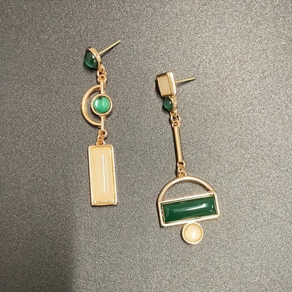 金色のエメラルドをあしらった幾何学デザインのドロップピアス