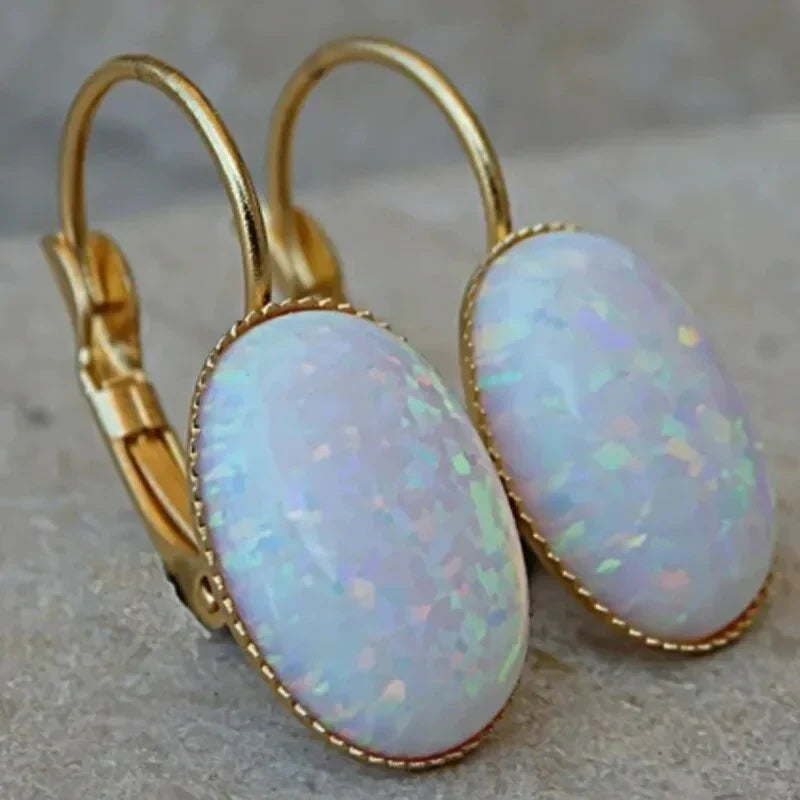 ヴィンテージ風ホワイトオパールの金色ピアス