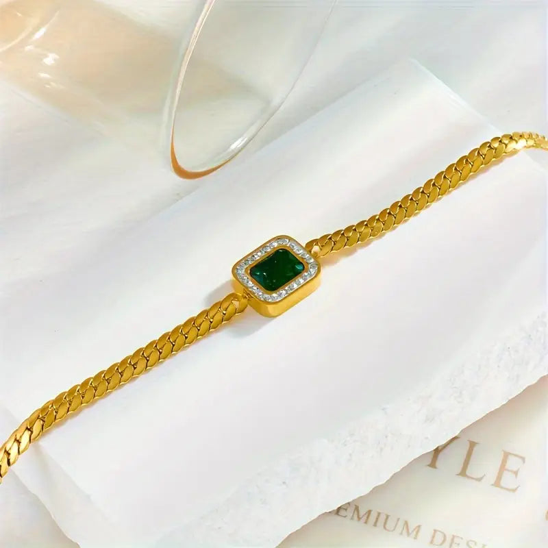 金のエメラルドチェーンブレスレット