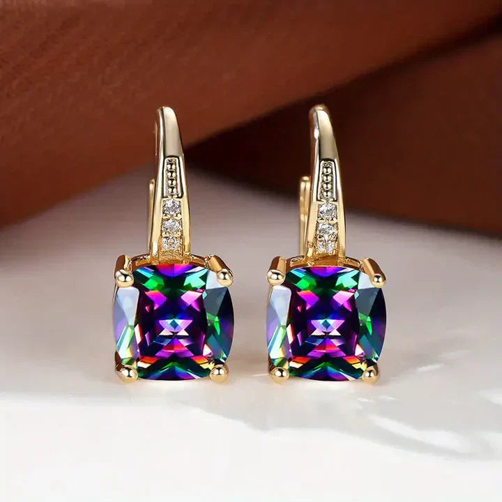 神秘的な宝石のゴールドフープピアス