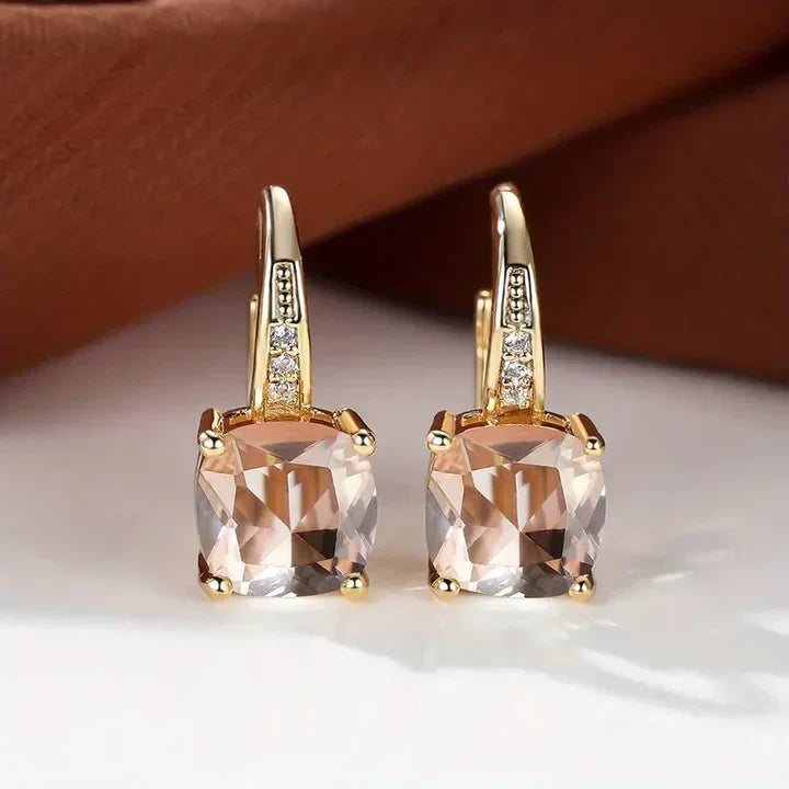 神秘的な宝石のゴールドフープピアス