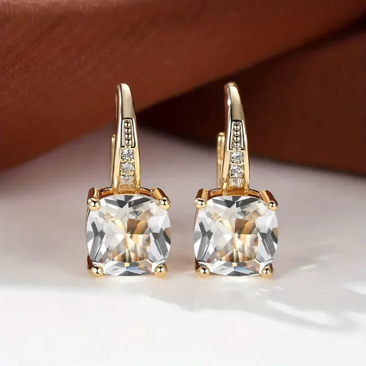 神秘的な宝石のゴールドフープピアス