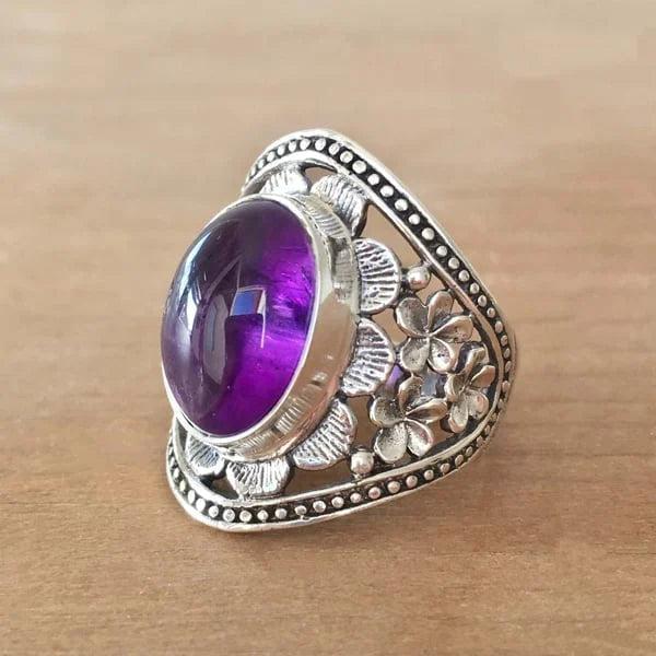 紫色の宝石をあしらった花モチーフのリング