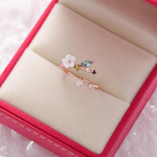 金色の宝石をあしらった野花モチーフの調節可能なリング