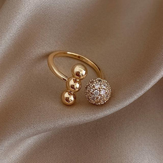 金とジルコニア製の3連ボールリング