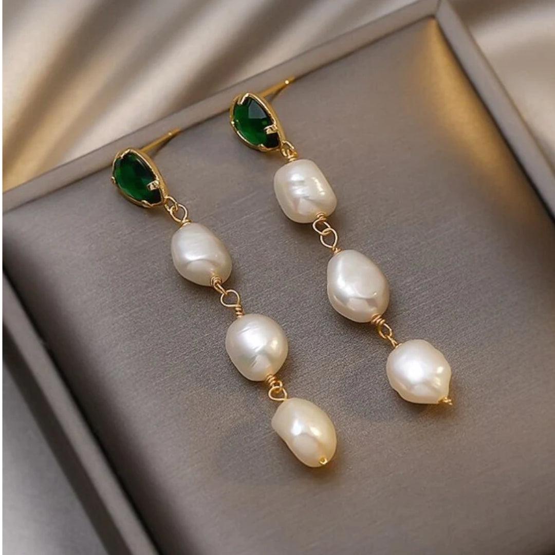 金色のエメラルドと真珠のペンダントピアス