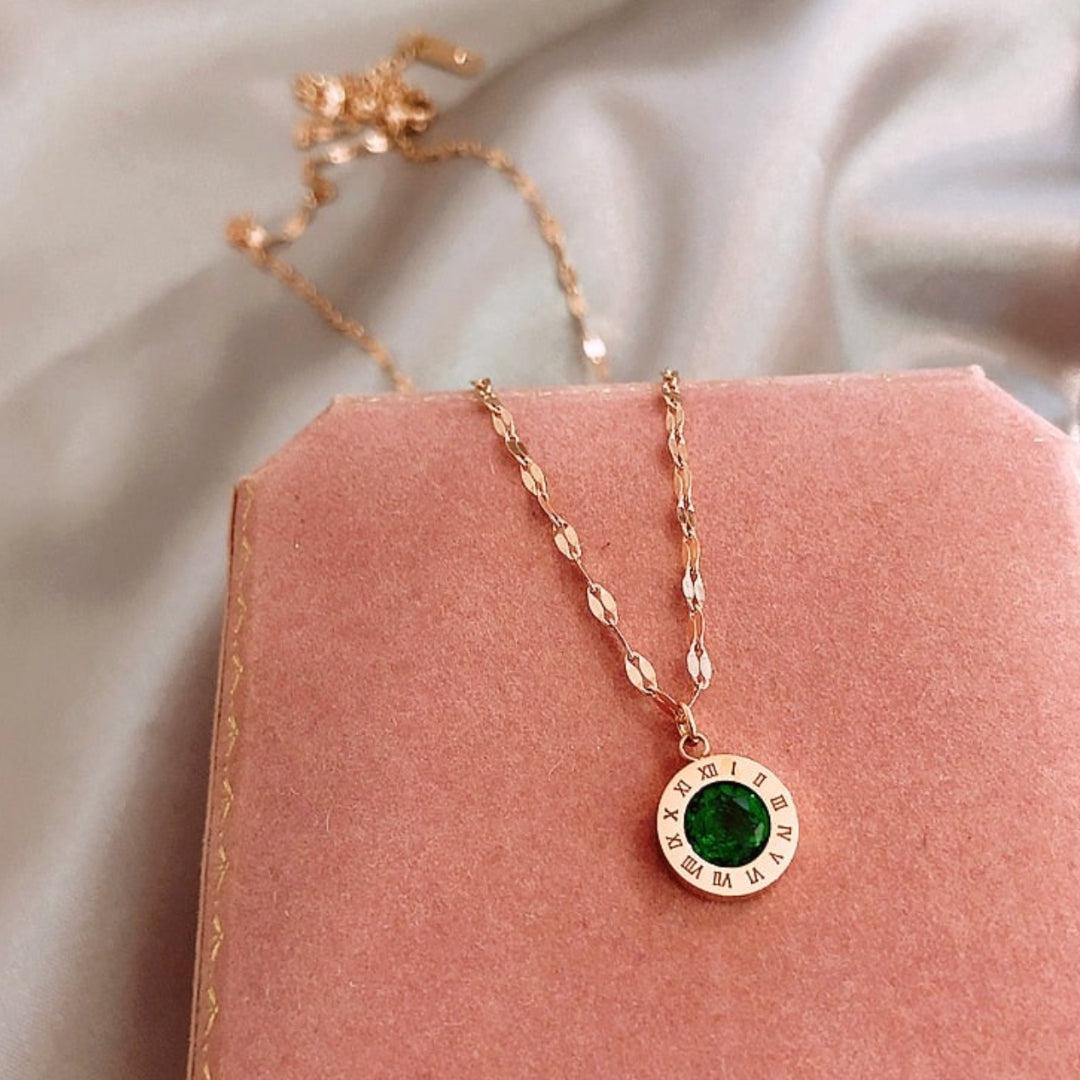 エメラルド付きの金のタイムネックレス