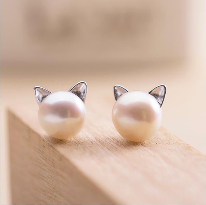 養殖真珠と銀をあしらった子猫モチーフのイヤリング