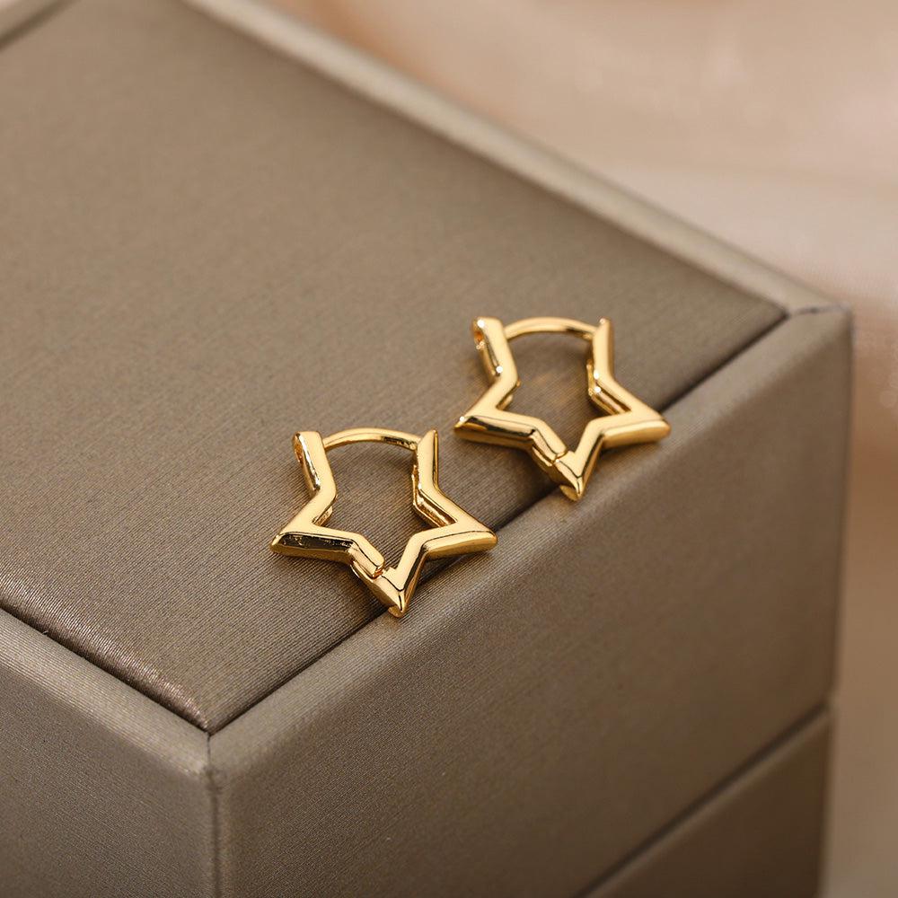 ミニマリストの金色の星型イヤリング