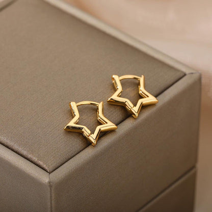 ミニマリストの金色の星型イヤリング