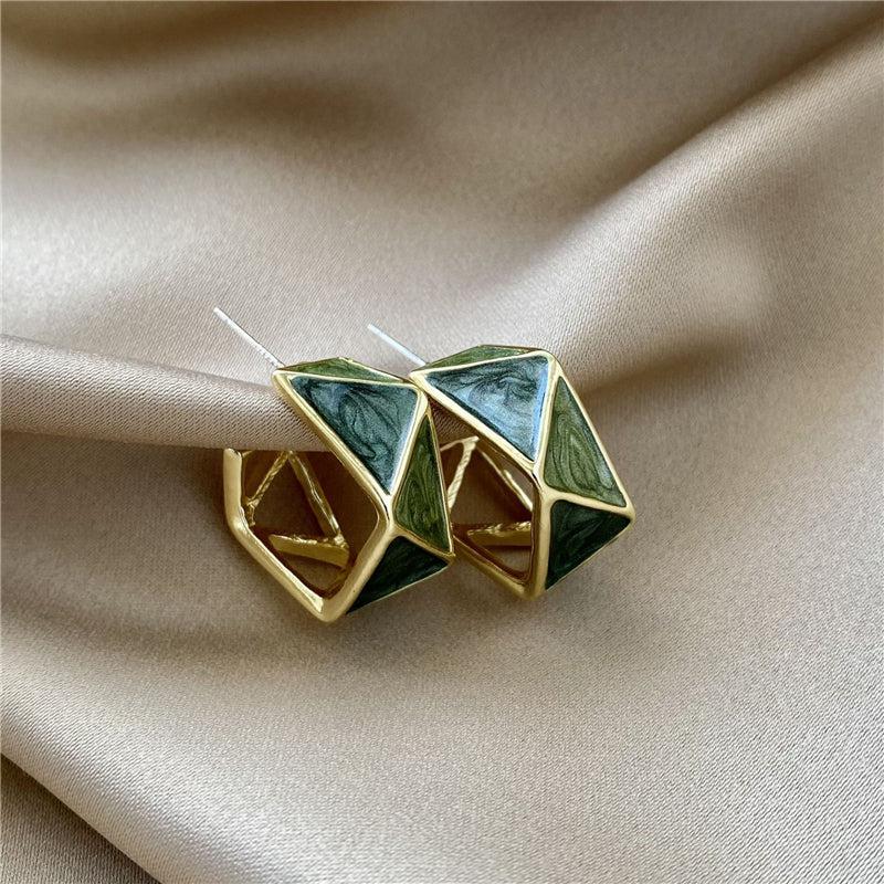 金色のグリーンエナメルピアス