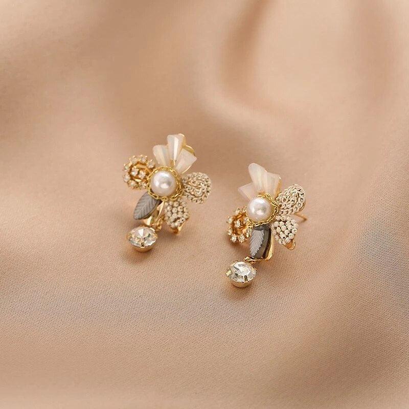 金色の花モチーフのパール入りペンダントピアス