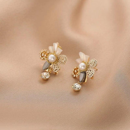金色の花モチーフのパール入りペンダントピアス