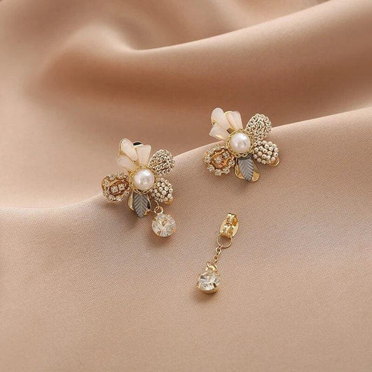 金色の花モチーフのパール入りペンダントピアス