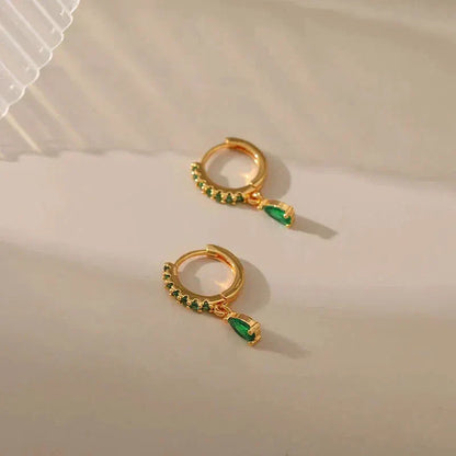 エメラルドをあしらった金色のジルコニアピアス
