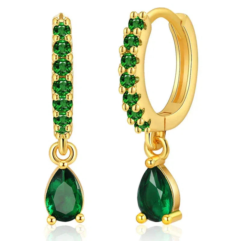 エメラルドをあしらった金色のジルコニアピアス