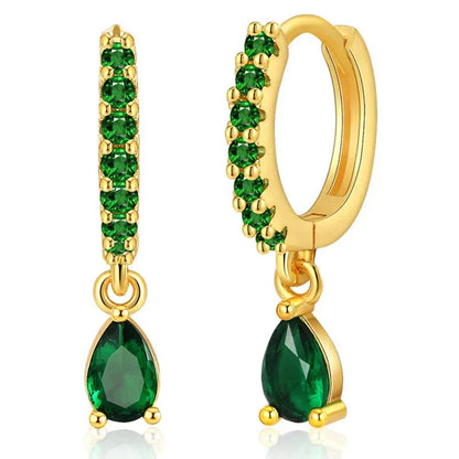エメラルドをあしらった金色のジルコニアピアス