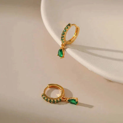 エメラルドをあしらった金色のジルコニアピアス