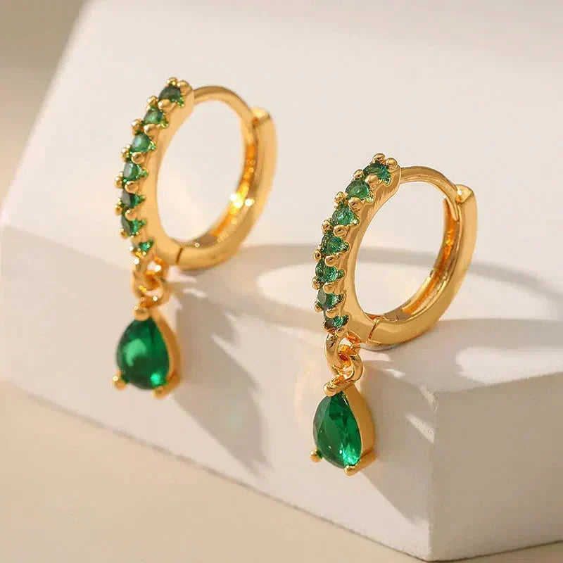 エメラルドをあしらった金色のジルコニアピアス
