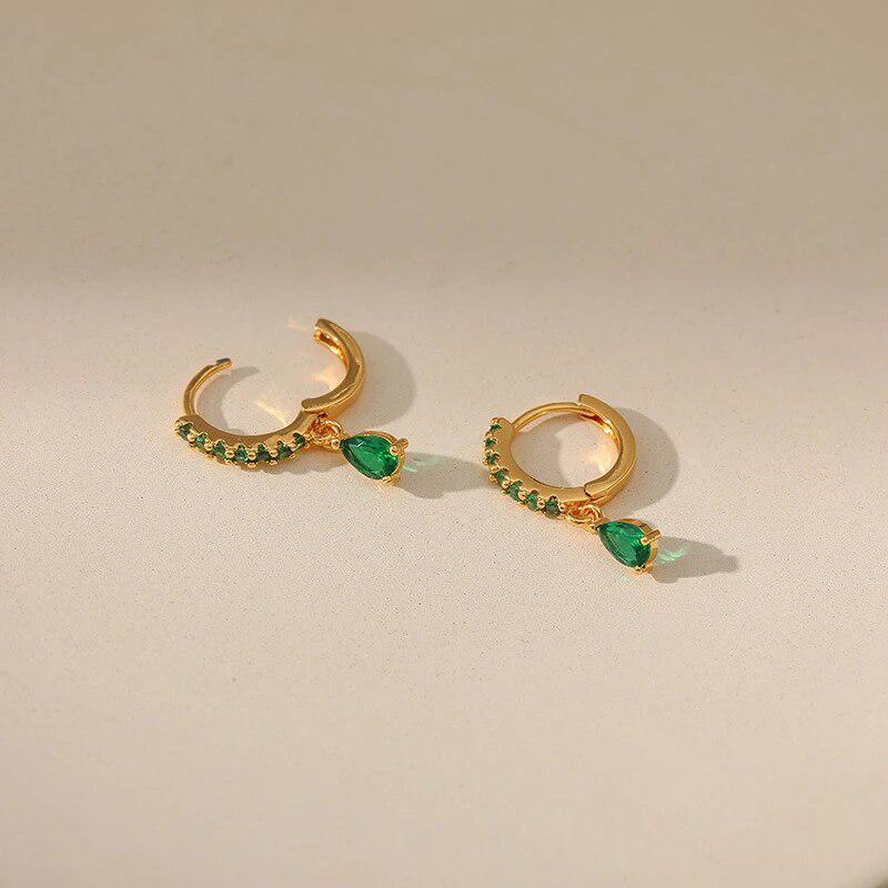 エメラルドをあしらった金色のジルコニアピアス