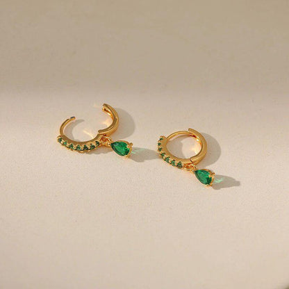 エメラルドをあしらった金色のジルコニアピアス