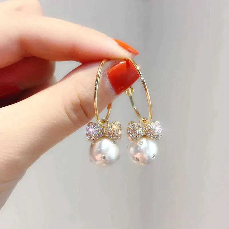 真珠入りの輝くゴールドピアス