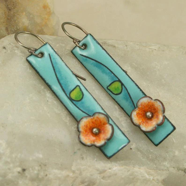 花のエナメルピアス