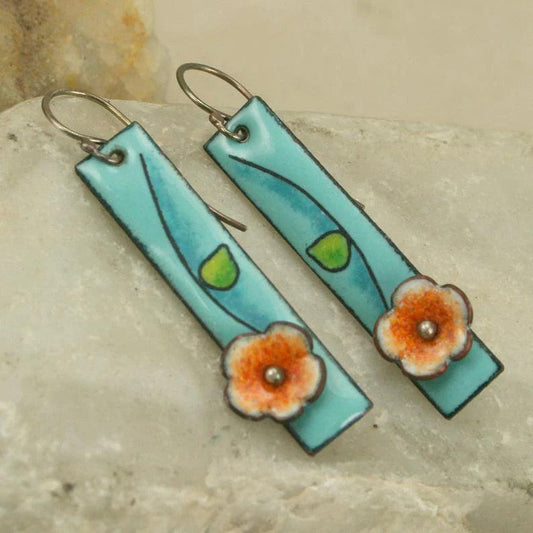 花のエナメルピアス